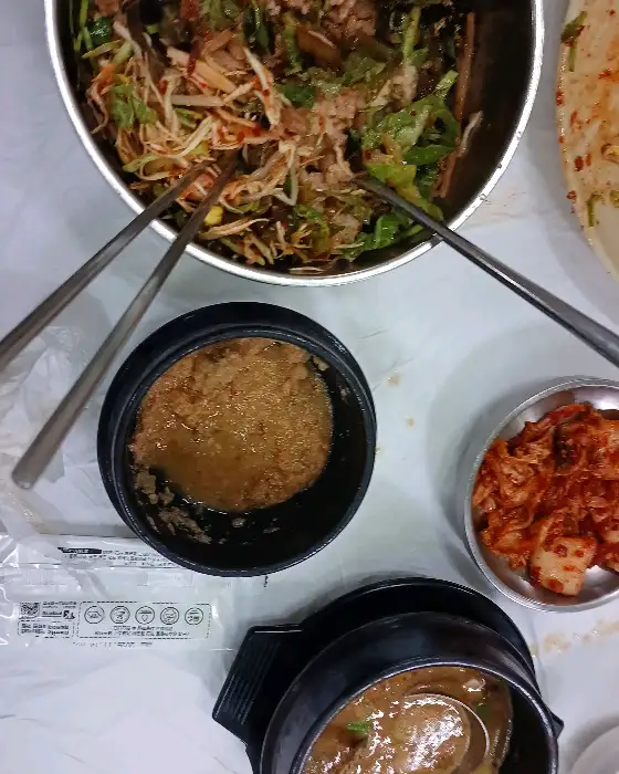 청국장, 김치, 비벼놓은 보리밥