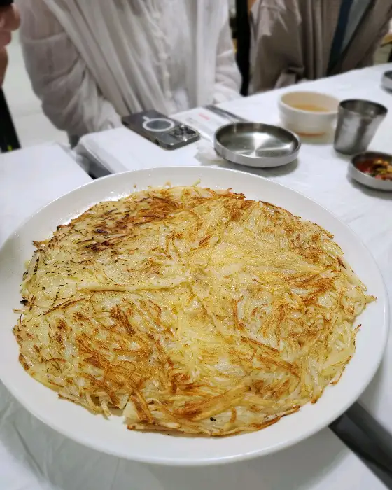 푸짐하게 차려진 식사 한상