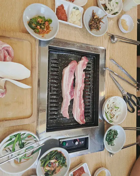 불판 위 고기와 밑반찬