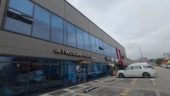 매장 외관과 주차장 전경