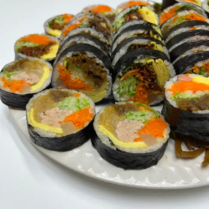 다양한 재료로 만든 롤과 김밥의 모습