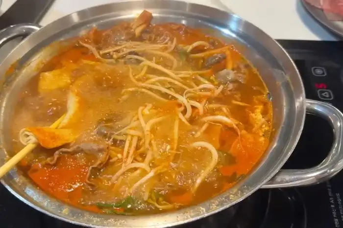 풍성하게 담긴 샤브샤브 재료가 끓고 있는 모습