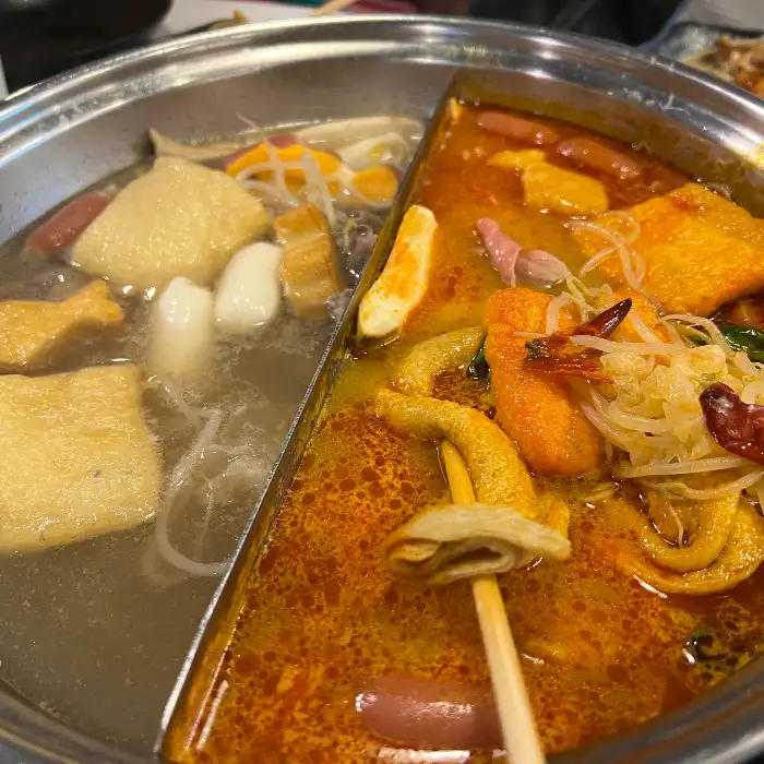 다양한 재료가 담긴 퐁당샤브의 샤브샤브 냄비