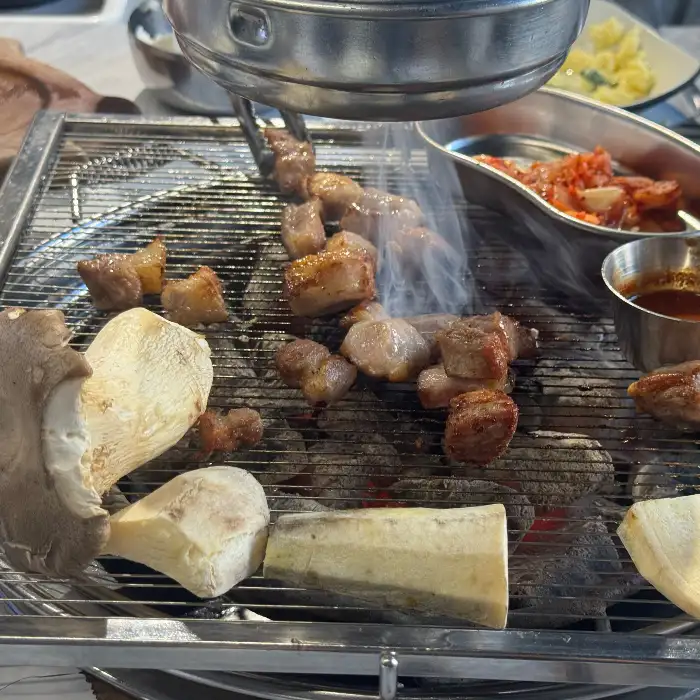 구워지고 있는 고기와 버섯, 떡