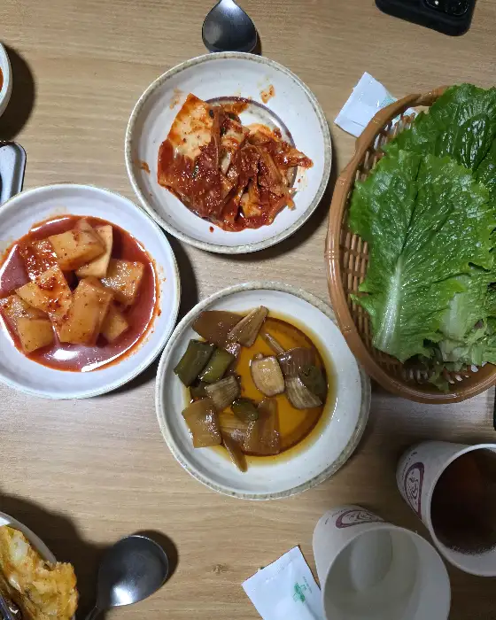 깔끔하게 차려진 밑반찬들