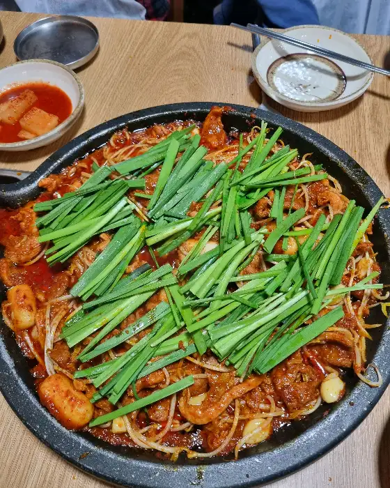 푸짐하게 나온 오리불고기