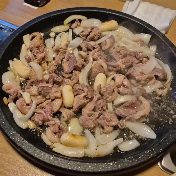 오리로스와 함께 볶아지는 양파와 떡