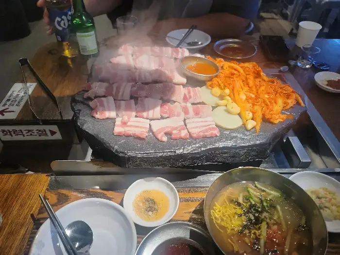 돌판 위 고기와 함께 제공된 묵사발