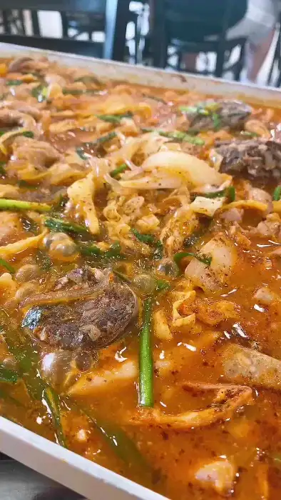 모듬 철판 볶음의 클로즈업. 볶아진 재료들이 양념과 어우러져 윤기가 흐릅니다.