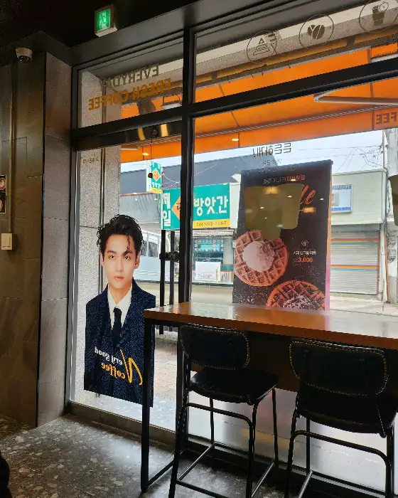 보성 컴포즈커피 내부 창가 좌석