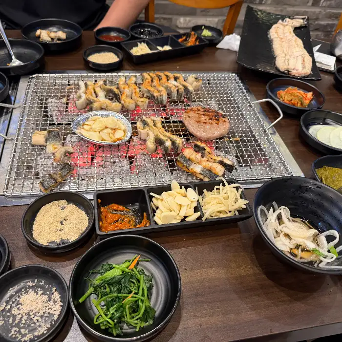 숯불 위에서 구워지는 장어