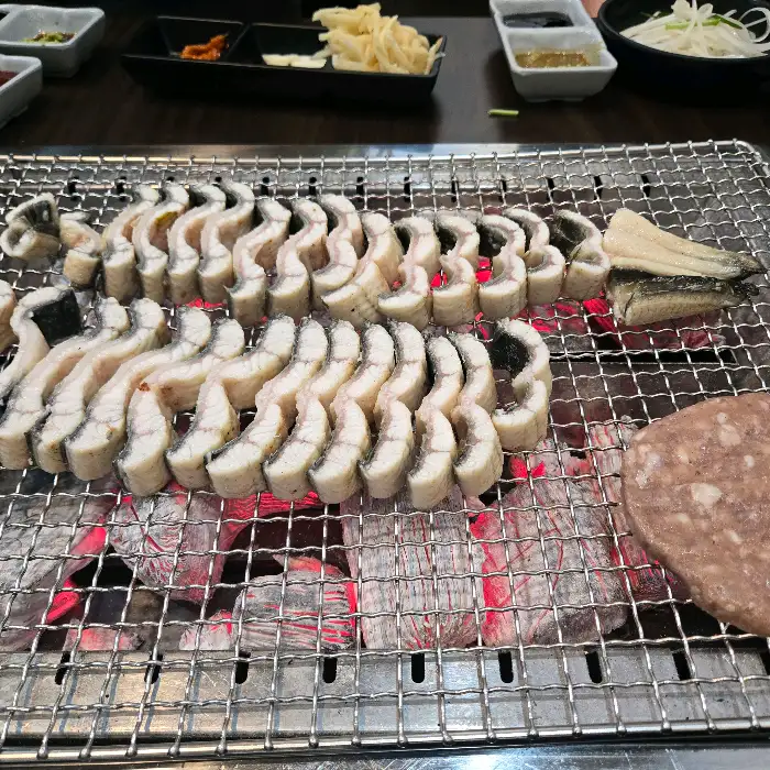 다양하게 차려진 장어구이 한상