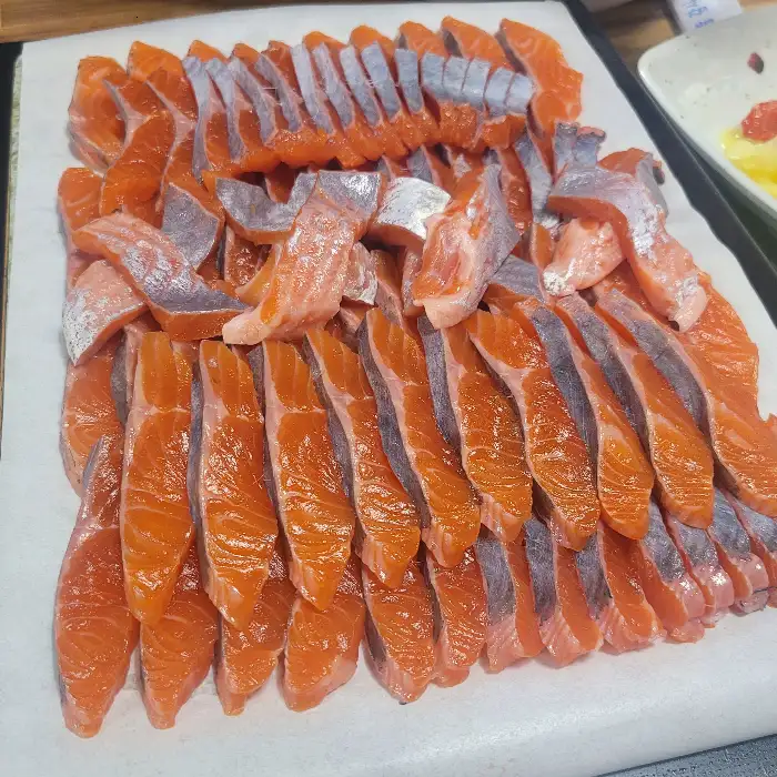 푸짐하게 차려진 송어회 한 상