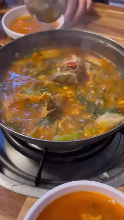 팔팔 끓고 있는 송어 매운탕