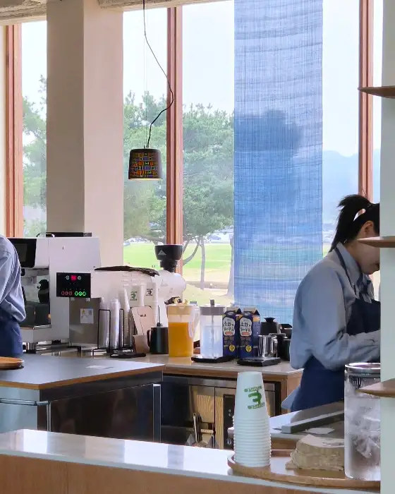 커피가 담긴 컵과 뚜껑
