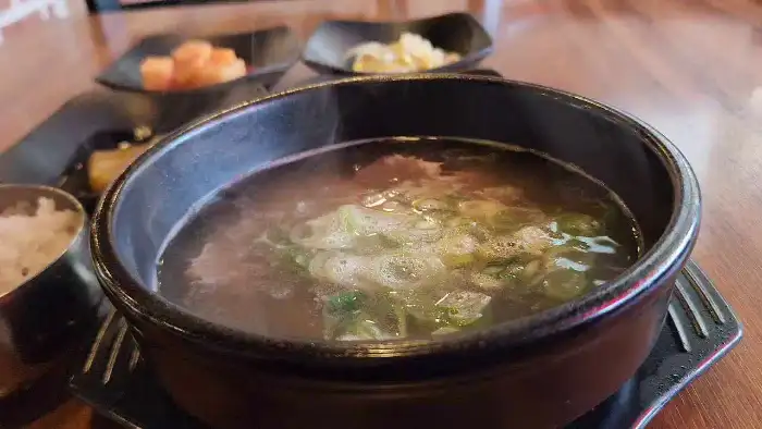 김이 모락모락 나는 한우곰탕