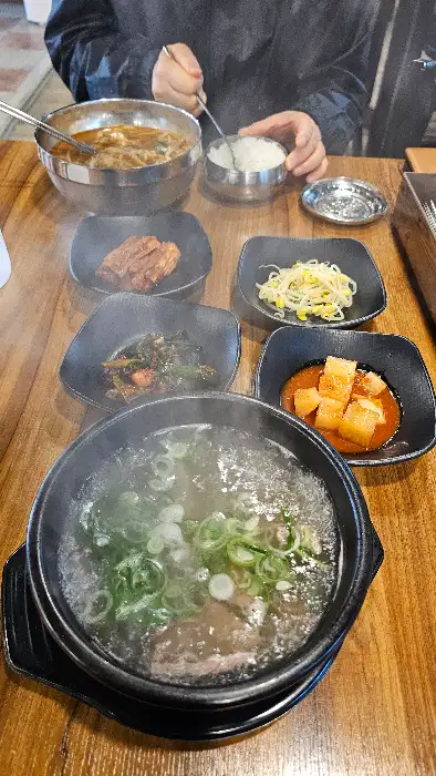 곰탕과 밥을 함께 먹는 모습