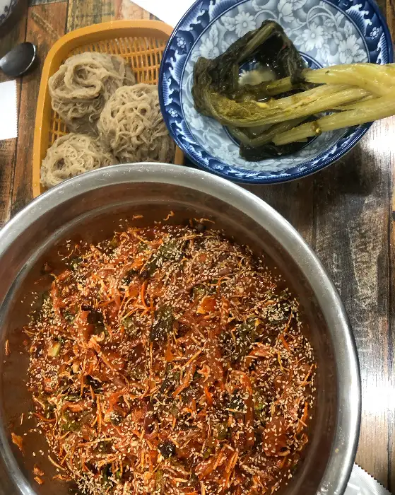커다란 양푼이에 담긴 물회