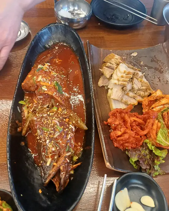 보쌈과 함께 나온 김치와 곁들임 반찬