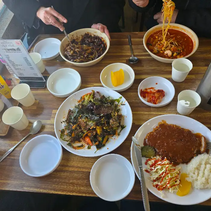 테이블에 놓인 다양한 음식들