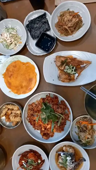 꼬막무침과 신선한 해산물이 듬뿍 들어간 요리