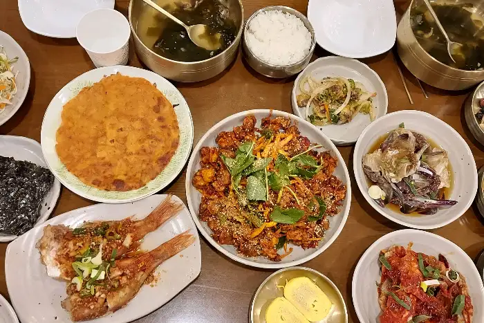 정갈하게 차려진 밥과 국, 그리고 다양한 반찬들