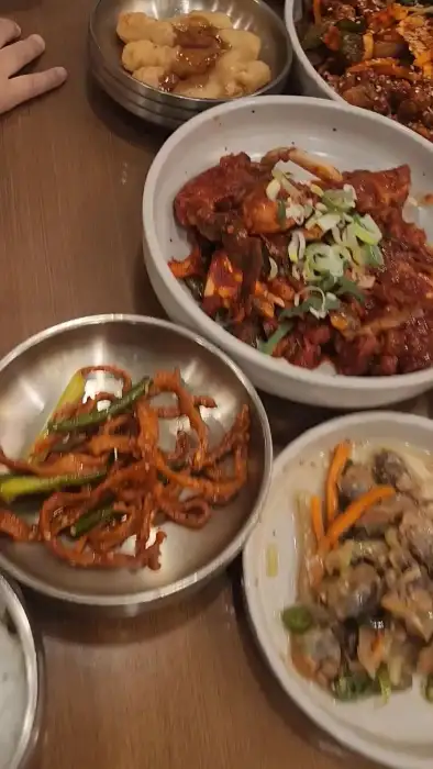 다양한 꼬막 요리와 반찬, 식사 중인 모습