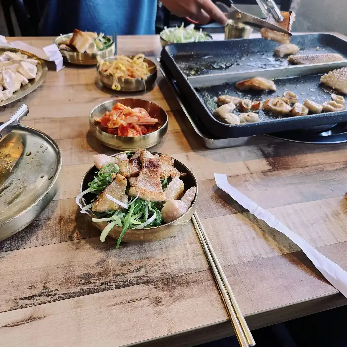 다양한 고기와 곁들임 메뉴가 차려진 테이블 모습