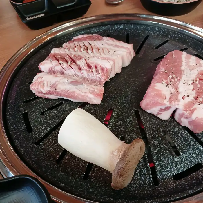 숯불 위에서 구워지는 마재갈비 생갈비