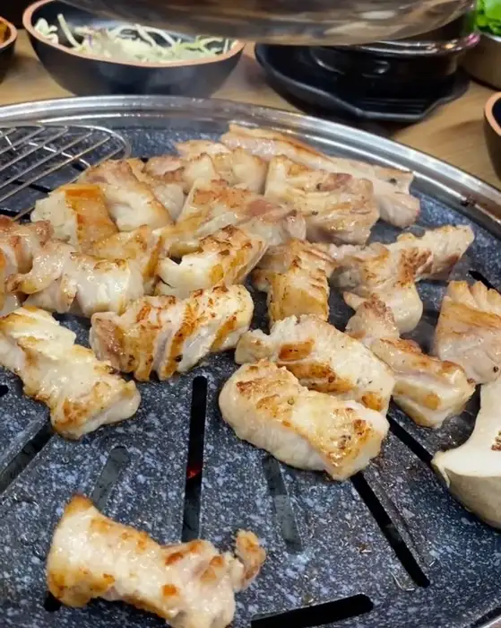 구워진 생갈비 조각들