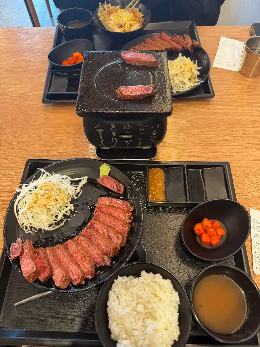 테이블에 놓인 여러 메뉴들