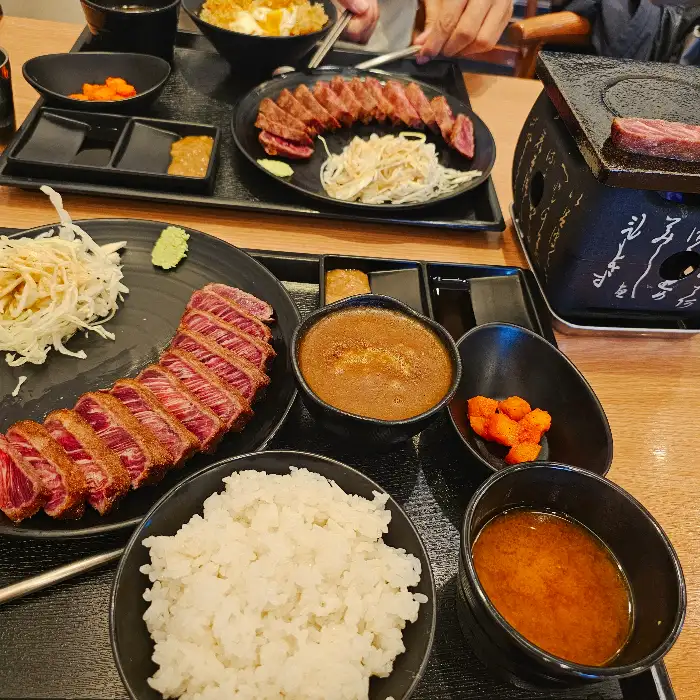 한상 가득 차려진 음식 모습