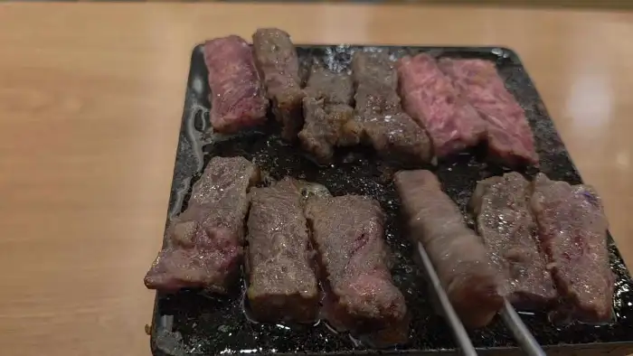불판 위에서 구워지는 규카츠 조각들
