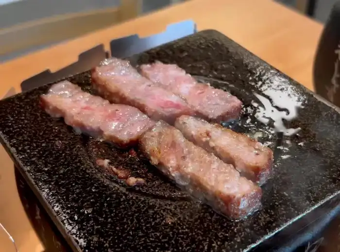 불판 위에서 익어가고 있는 규카츠