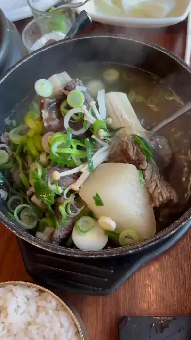 푸짐한 갈비탕과 곁들임 밥