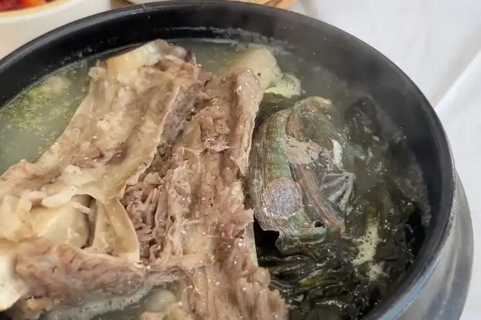 한우와 전복이 푸짐하게 들어간 미역국. 뽀얀 국물이 인상적입니다.