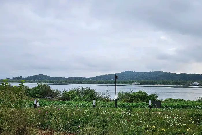 한강 너머로 펼쳐진 산과 구름 낀 하늘