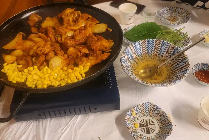 돼지김치구이와 함께 나온 옥수수콘과 깻잎
