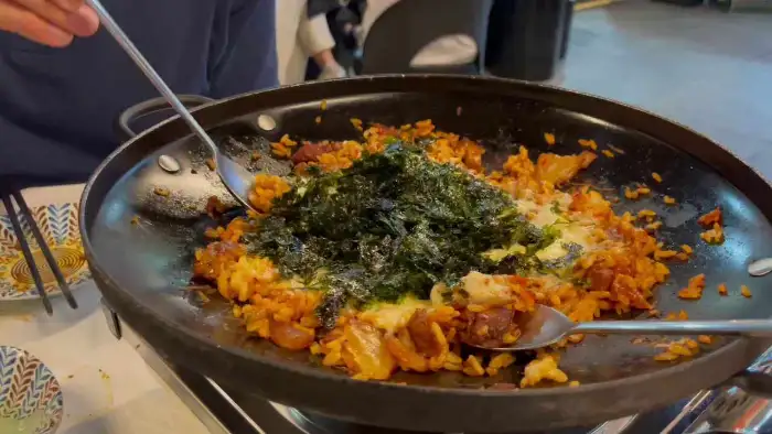 김가루를 뿌려 볶음밥을 만드는 모습