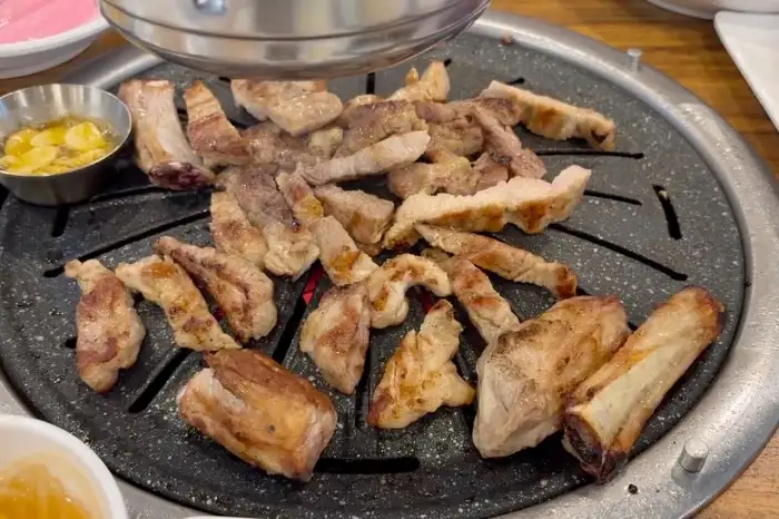 다양하게 차려진 밑반찬들