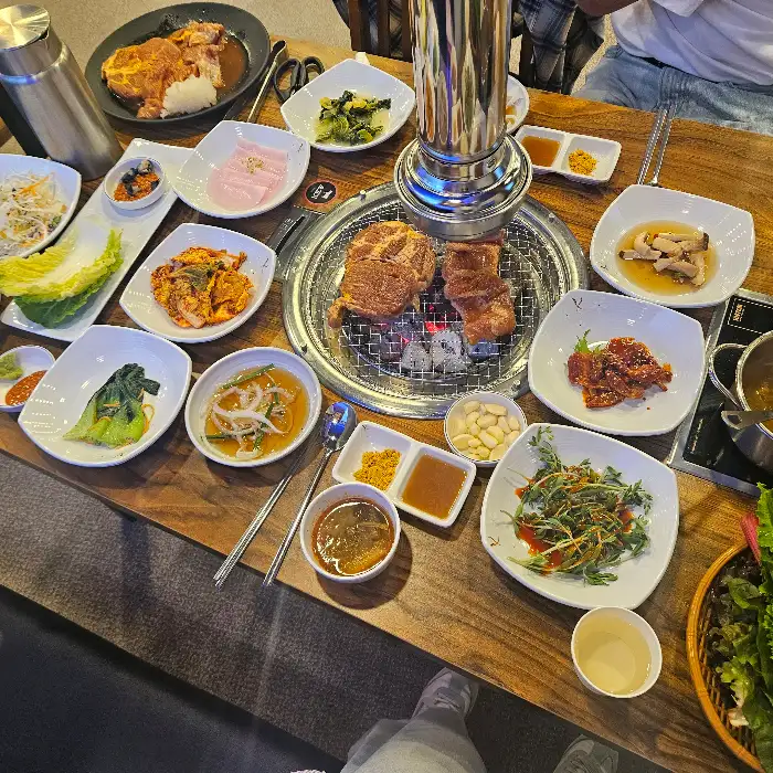잘 익은 돼지갈비 한 점