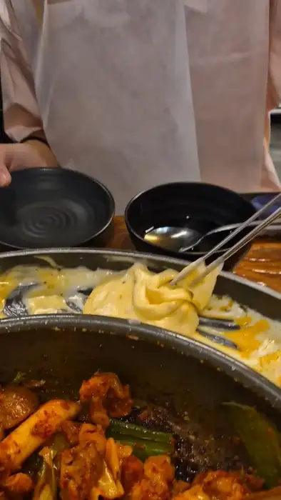치즈가 듬뿍 올라간 닭갈비