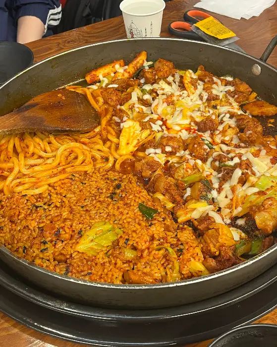 철판 닭갈비와 볶음밥, 면사리의 클로즈업