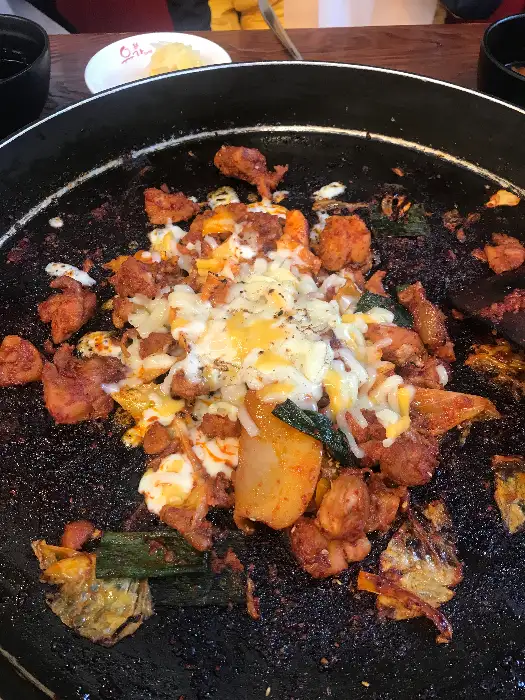닭갈비 소스에 비벼진 볶음밥