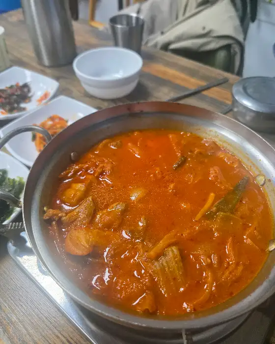 김치찌개가 끓고 있는 뚝배기 모습