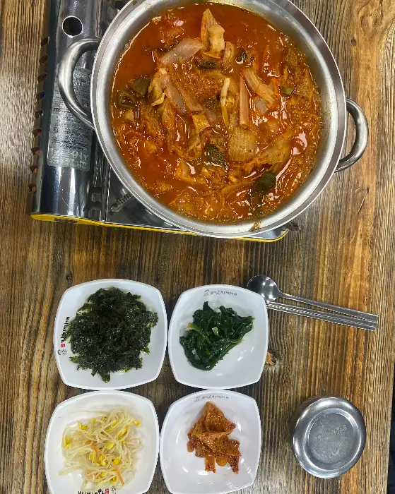 김치찌개와 밥, 밑반찬이 함께 차려진 상차림