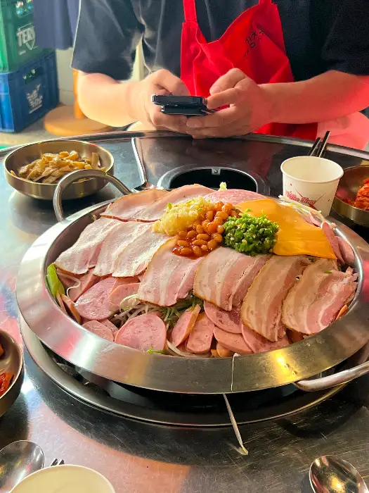 다양한 햄과 재료가 준비된 모습