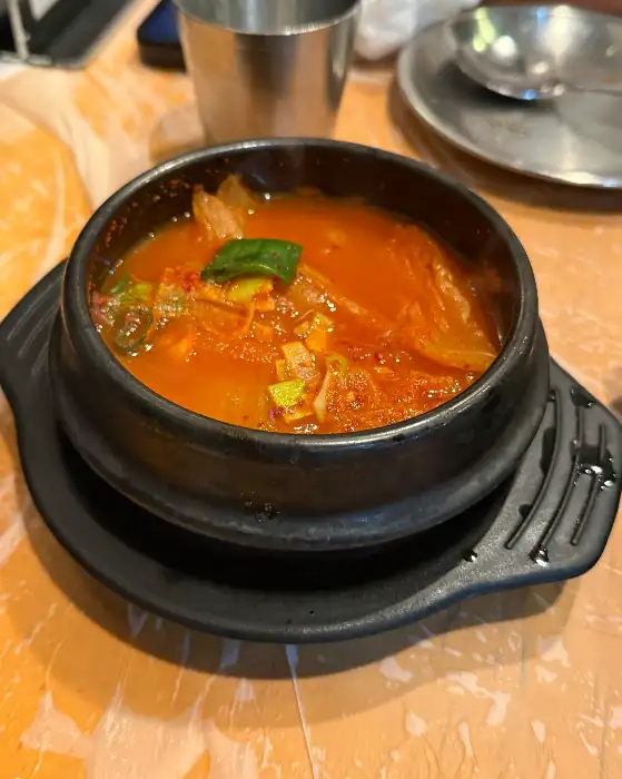 다양한 곁들임 찬과 함께 먹는 고기