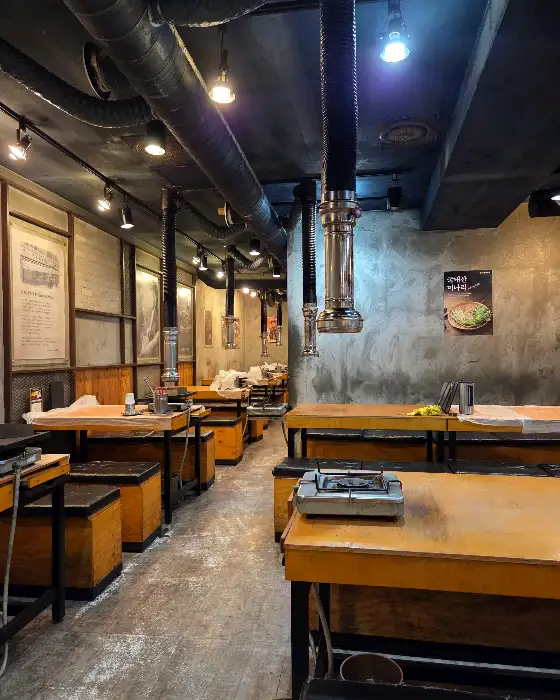 넓고 쾌적한 식당 내부