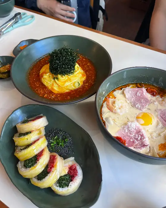 먹음직스러운 묵은지 육회마키